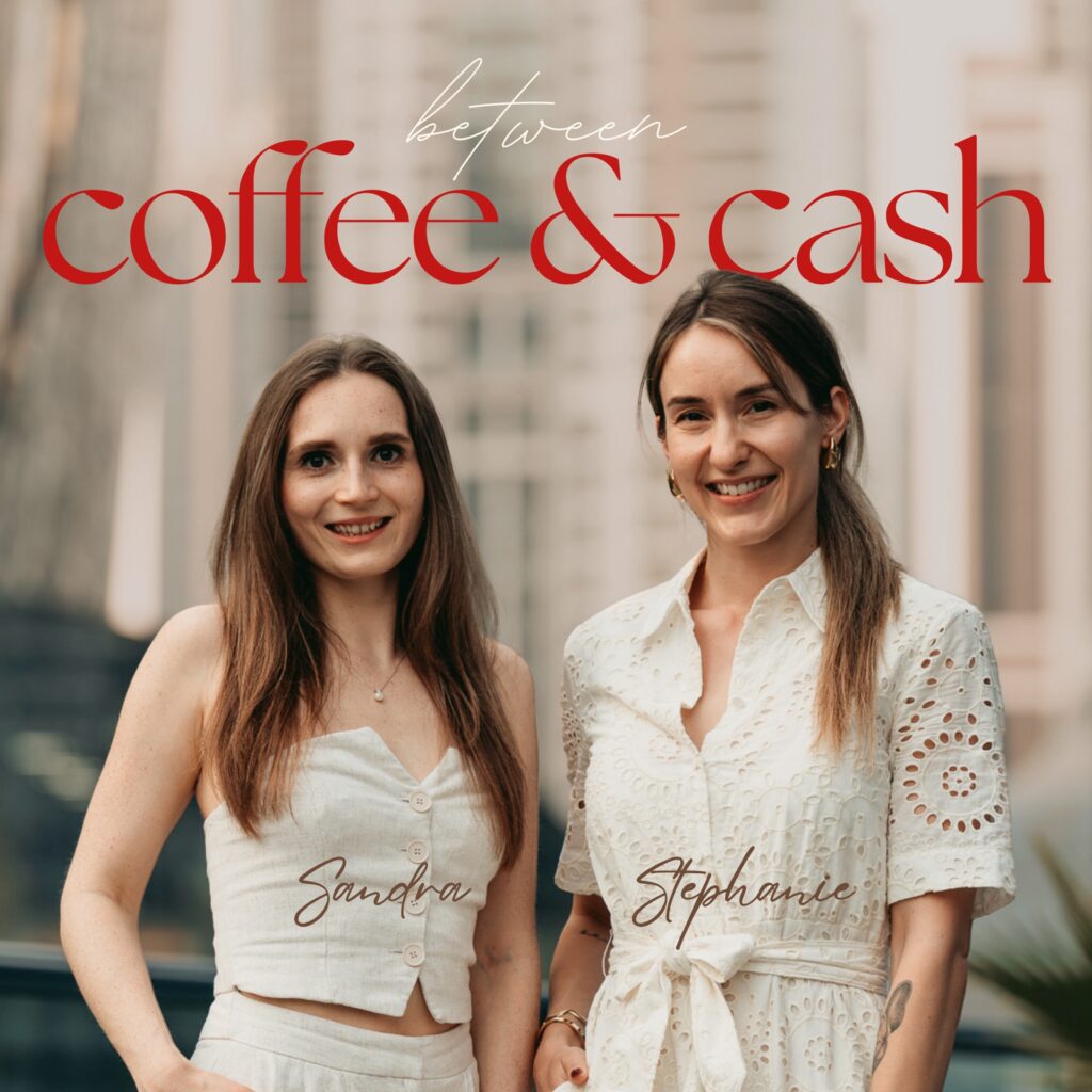 Podcastcover between coffee & cash mit Sandra und Stephanie